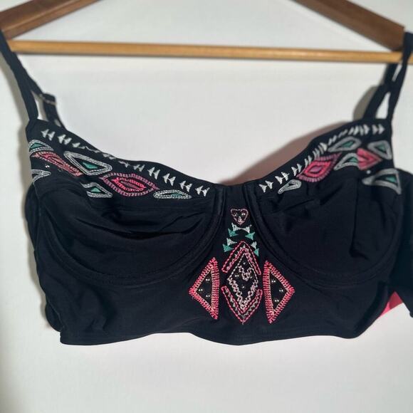 Embroidered Black Crop Top - Picture 4 of 4